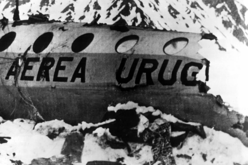 Die Aufnahme der Rettungsmannschaft zeigt das schneebedeckte Flugzeugwrack in den chilenischen Anden und eine der Leichen.