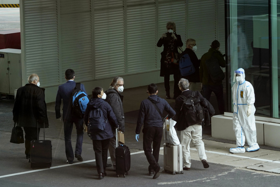 Mitglieder eines Teams der Weltgesundheitsorganisation (WHO) kommen am Flughafen in Wuhan an. Das globale Forscherteam soll eine Untersuchung über den Ursprung des Coronavirus durchzuführen.