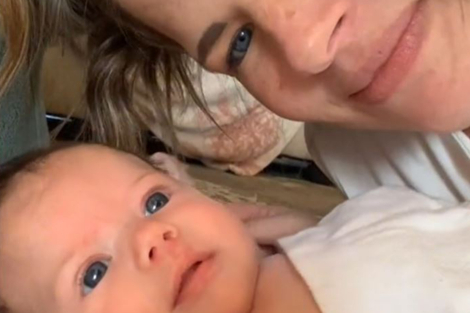 Mama Rachel Westbrook kuschelt in ihrem Video ausgiebig mit ihrem Baby.