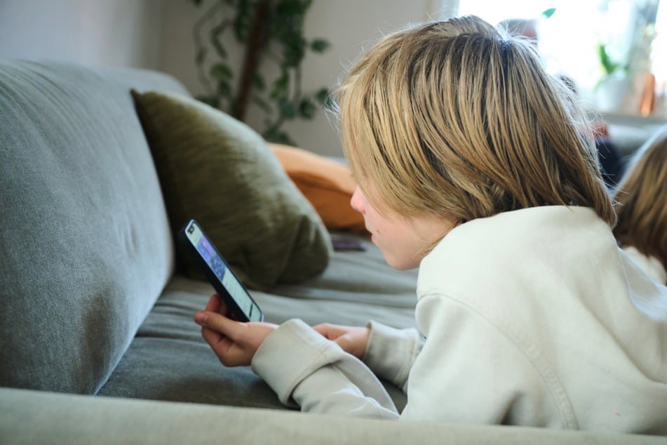 Viele Kinder belastet die Auseinandersetzung mit Themen wie Kriegen, Terrorismus oder wirtschaftlicher Unsicherheit.