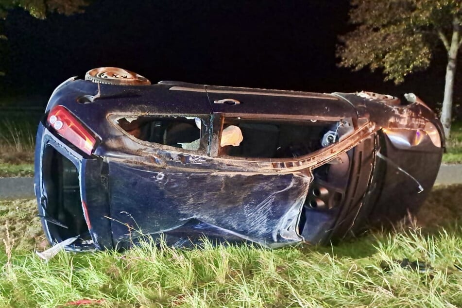 Ein Ford Fiesta landete bei einem Verkehrsunfall in Görlitz auf der Beifahrerseite.