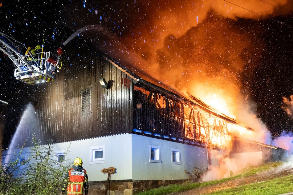 Flammeninferno in Gersdorf (Landkreis Zwickau) in der vergangenen Woche: Eine Scheune fackelte komplett ab.