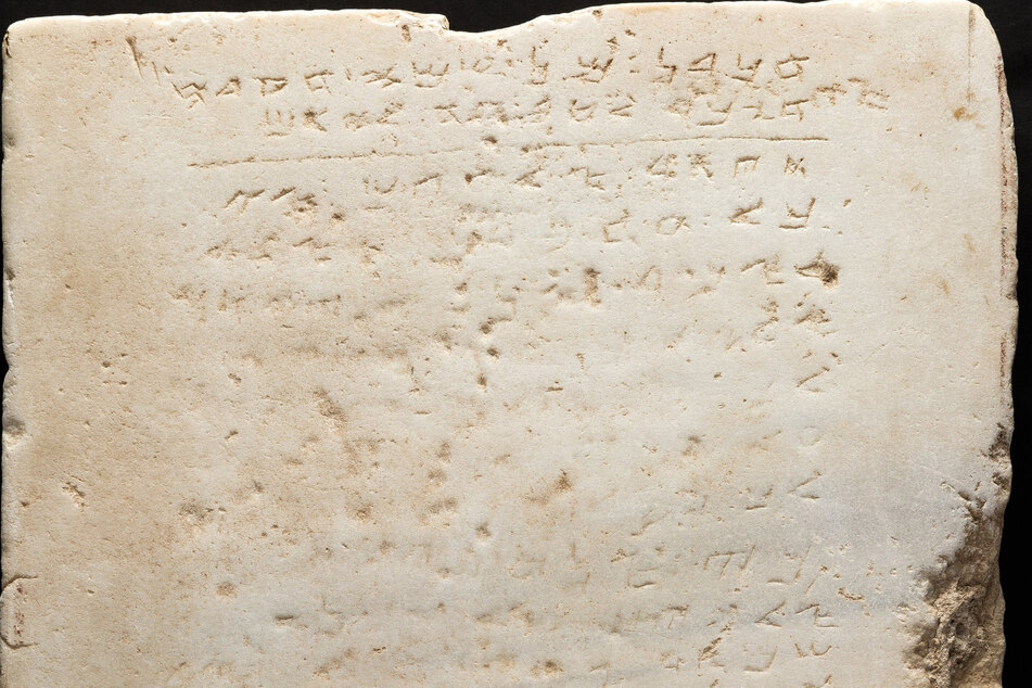 Die vermutlich älteste bekannte Inschrift der biblischen Zehn Gebote auf Stein aus dem 4. Jahrhundert.