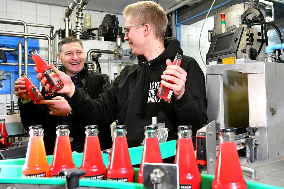 Bei der Produktion erhält Felix Erdmann (28, r.) Unterstützung von Heide-Chef Tino Walcha (52).