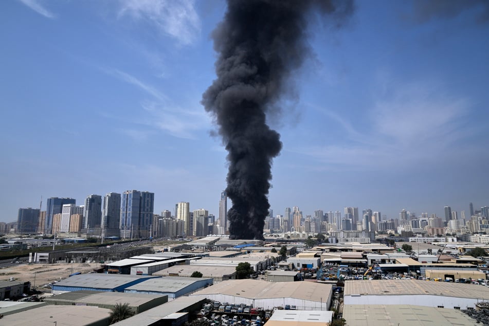 Nach iranischen Angriffen steigt eine große Rauchwolke über Dubai auf.
