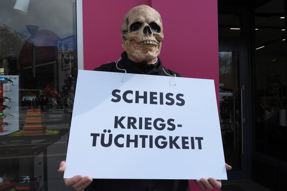 Viele der Teilnehmenden führten Schilder mit sich.