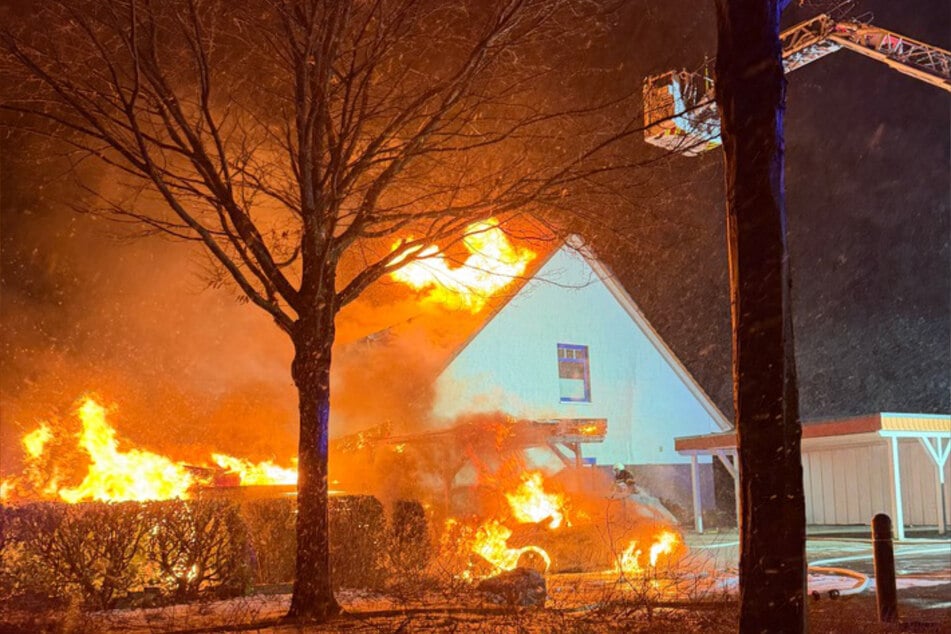 Zwei Wohnungen in dem Mehrfamilienhaus wurden von den Flammen erfasst.