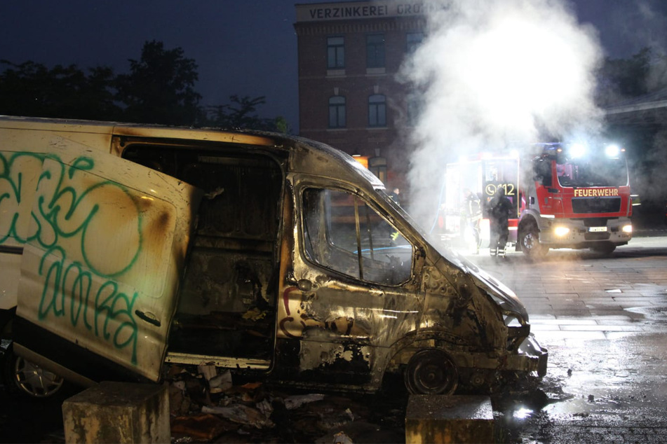 Der stillgelegte Ford Transit brannte auf einem Hinterhof in Plagwitz vollständig aus.