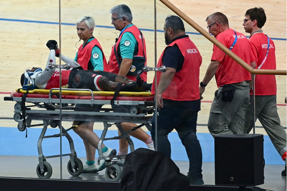 Der Sprinter musste auf einer Trage aus der Halle gebracht werden.