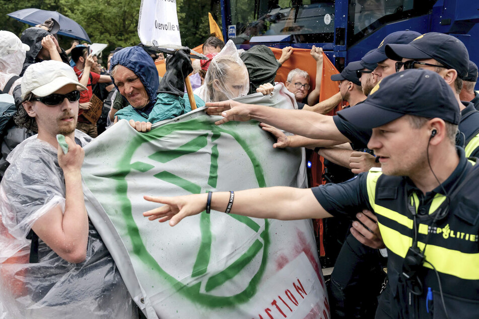 Wasserwerfer eingesetzt: Polizei vertreibt Demonstranten von Autobahn