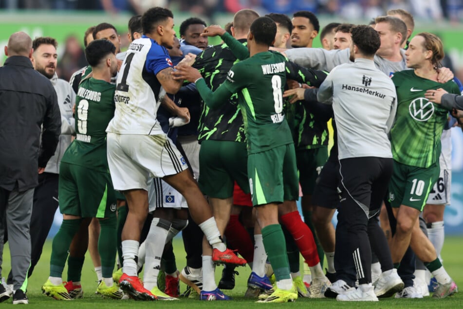 Nach dem Schlusspfiff gab es mehrere Rudelbildungen auf dem Platz, die Emotionen im Abstiegskampf kochten zeitweise hoch.