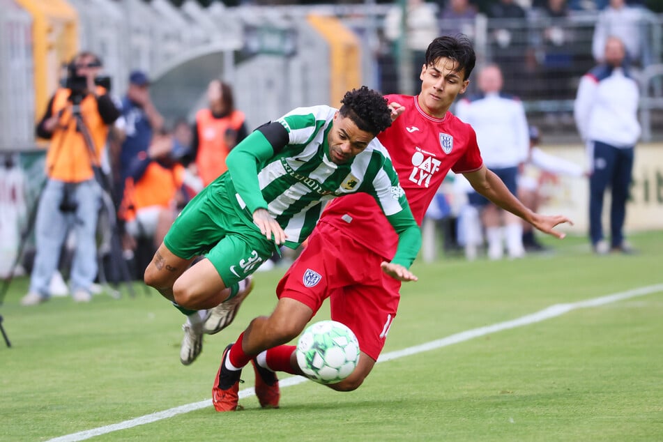 Babelsbergs Marko Perovic (r.) sah schon nach 150 Sekunden Gelb für dieses Foul an Stanley Ratifo.