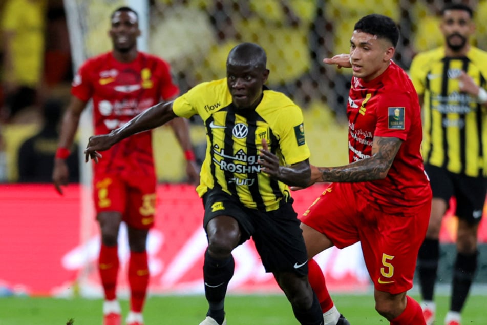 Für Al-Qadsiyah absolvierte Ezequiel Fernandez (23, r.) in der vergangenen Saison 37 Pflichtspiele und traf dabei unter anderem auf Weltmeister N'Golo Kante (34, M.).
