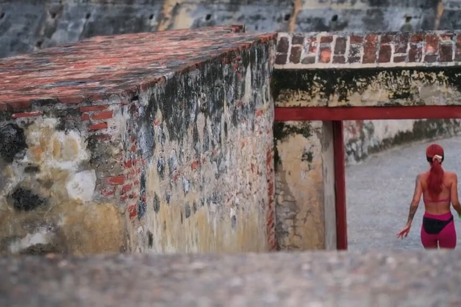 Ariel drückt sich vorm Gratulieren und flieht weinend vor den Kameras.