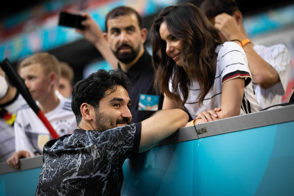 Da ist doch was im Busch! İlkay Gündoğan (30) und Sara Arfaoui (25) kürzlich in der Münchner Allianz Arena nach dem 4:2-Erfolg der DFB-Elf gegen Portugal.