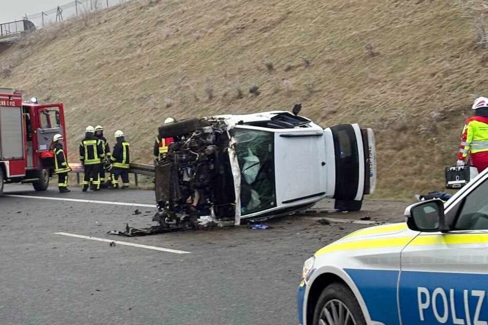 Ein VW überschlug sich auf der A7. Fünf Menschen wurden verletzt.
