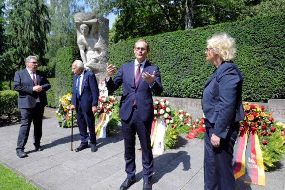 Ralf Wieland (l-r), Präsident des Berliner Abgeordnetenhauses, Günther Dilling, Mitglied der Vereinigung 17. Juni 1953 e.V., Michael Müller, Regierender Bürgermeister, und Christine Lambrecht (beide SPD), Bundesjustizministerin, nehmen Gedenkveranstaltungen zur Erinnerung an den Volksaufstand vom 17. Juni 1953 in der DDR vor 67 Jahren teil und legen auf dem Friedhof an der Seestraße am Mahnmal Kränze nieder.