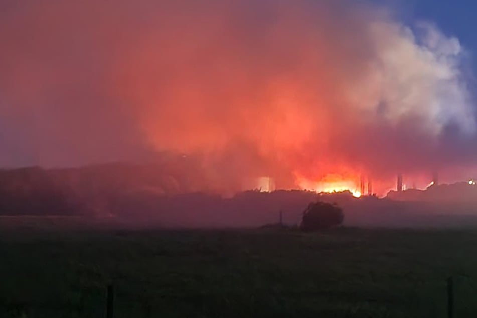 Dichte Rauchwolken hingen über Neu Hinrichsdorf. Eine Gefahr für Anwohner bestand nicht.