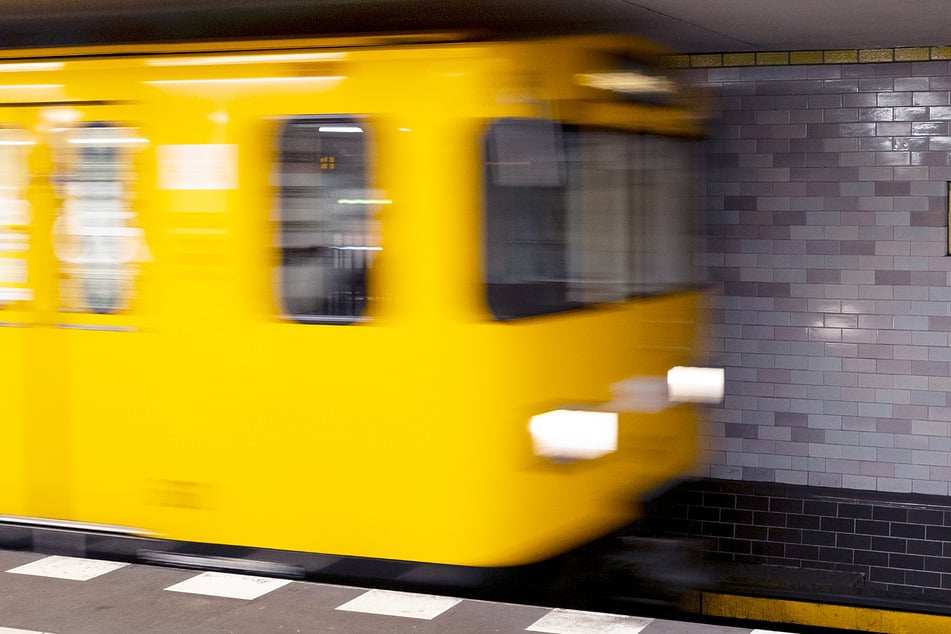 Berlin: Fake-BVG-Werbung: Plakate auf Arabisch und mit Schussloch sorgen für Aufsehen