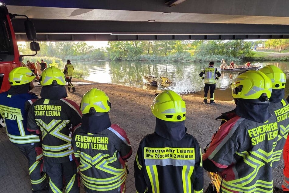 Unter anderem zwei Feuerwehrboote wurden eingesetzt.