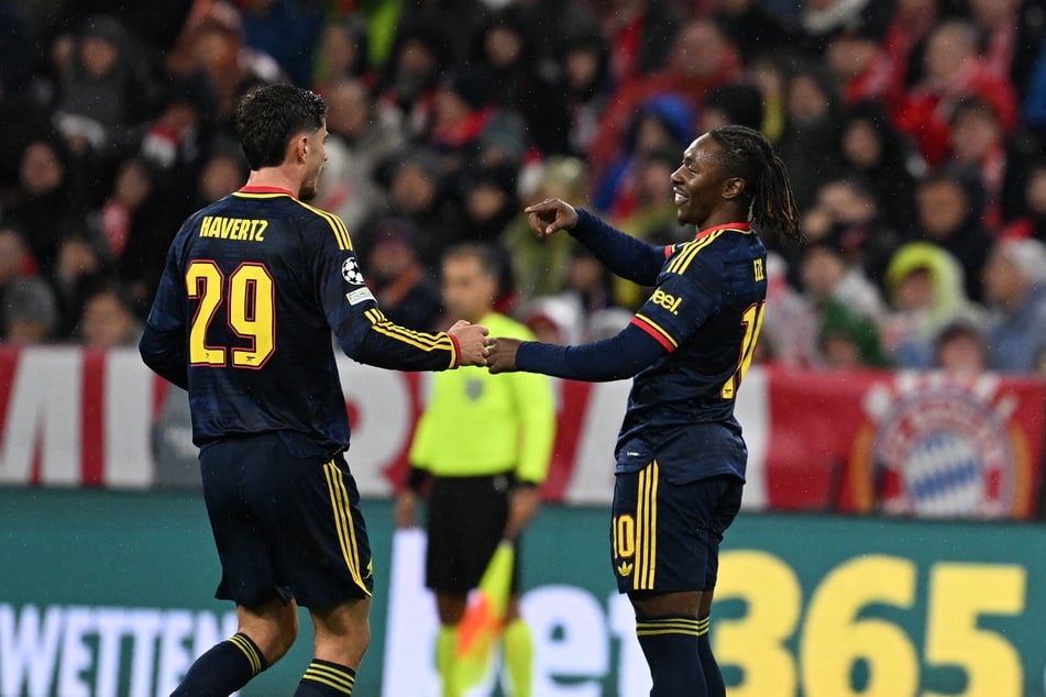 Arsenals Eberechi Eze (r.) jubelt mit Kai Havertz über seinen Treffer.