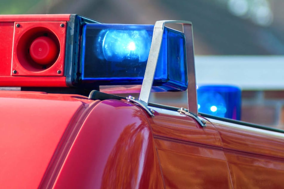 Frau missachtet rote Ampel und fährt 7-jährigen Jungen um