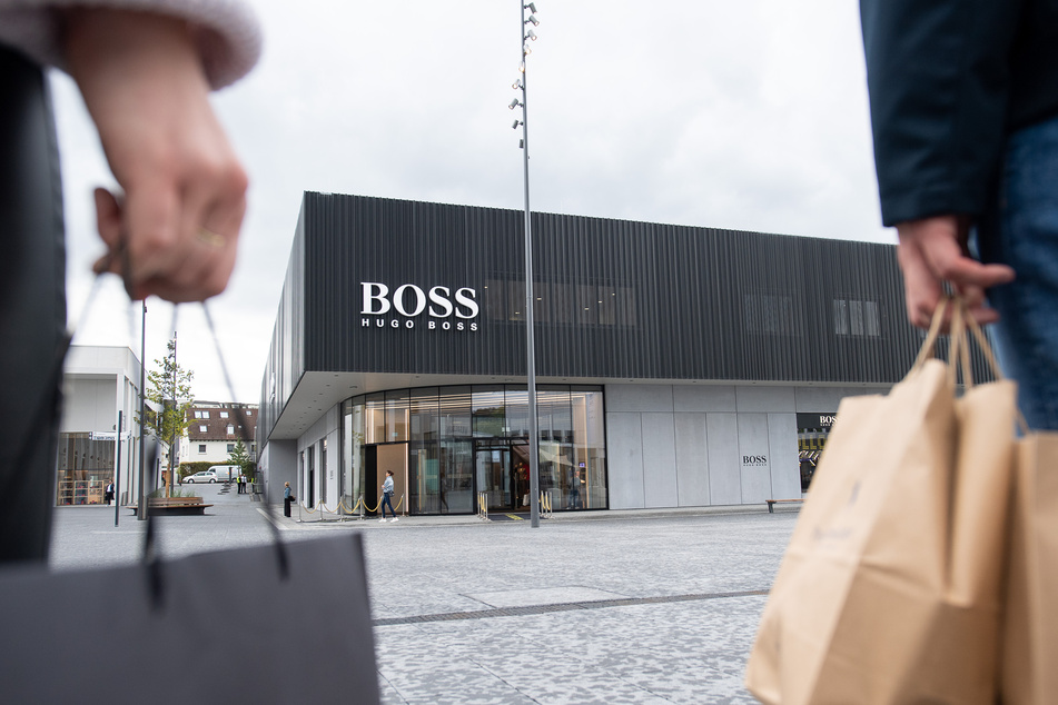 Die Kauflaune von Verbrauchern kehrt zurück, was dem Modehändler Hugo Boss wieder schwarze Zahlen beschert.