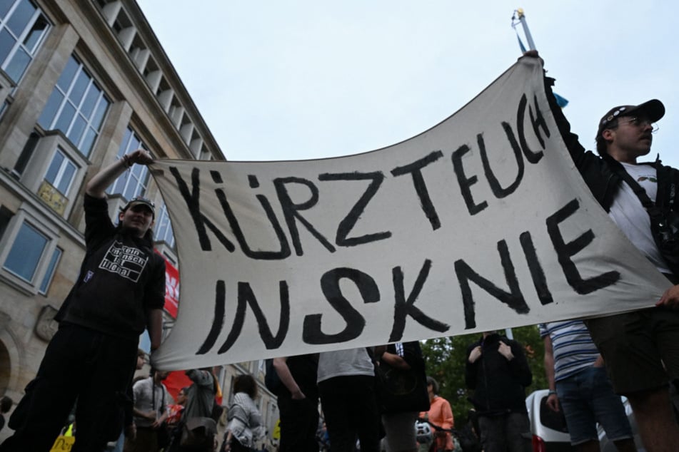 "Kürzt euch ins Knie", protestierten Bündnisteilnehmer Anfang September vorm Rathaus.