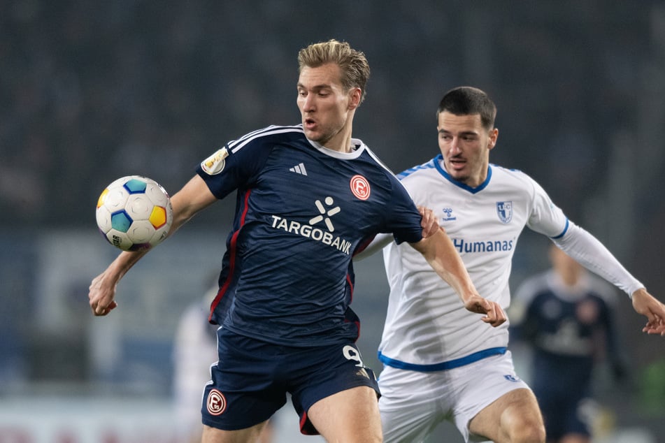 Vincent Vermeij (31, l.) stürmt von Fortuna Düsseldorf an die Elbe. Die Chancen auf eine Verpflichtung von Andi Hoti (22, r.) sind hingegen gesunken, ausgeschlossen ist aber noch nichts.