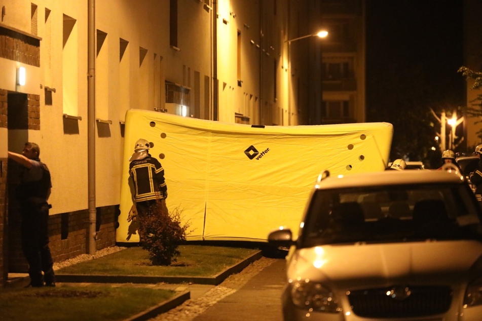 Die Feuerwehr stellte ein Sprungkissen vor dem Haus der Familie auf.