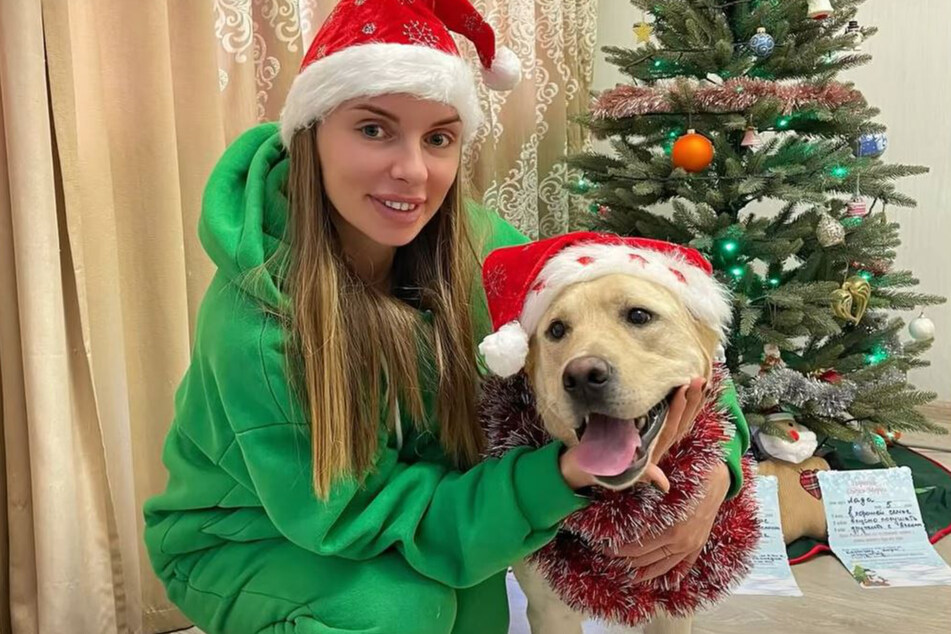 Tierschützerin Olena in weihnachtlicher Stimmung mit Alex.