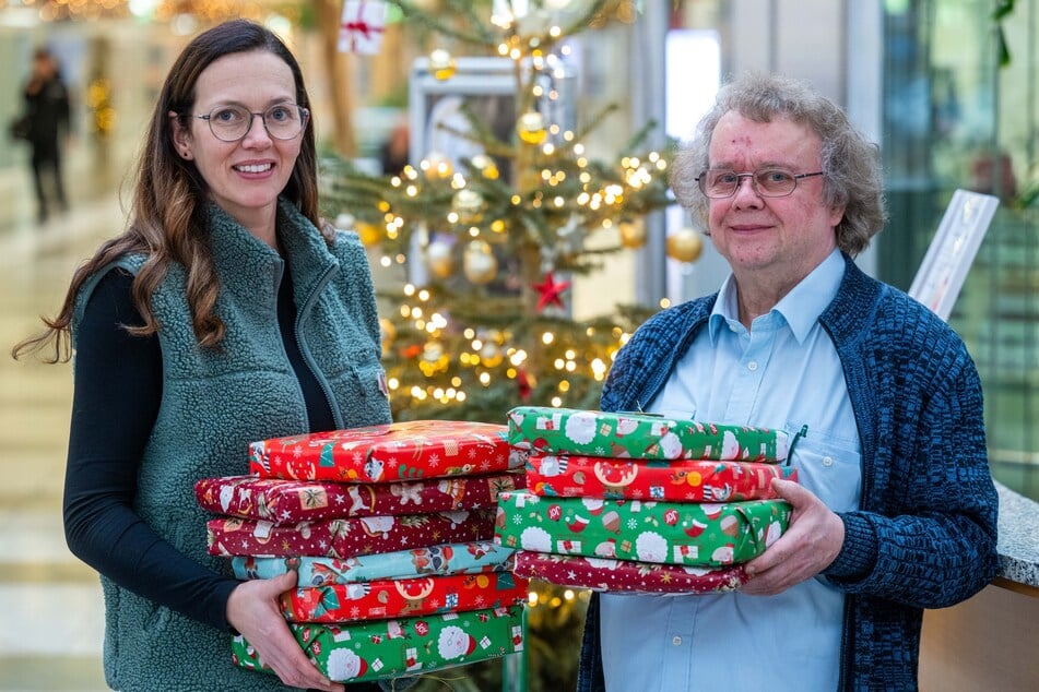 Stefan Müller (68) übergab zehn zusätzliche Pakete an die stellvertretende Leiterin des Kinderheims, Kristina Kisser (40).