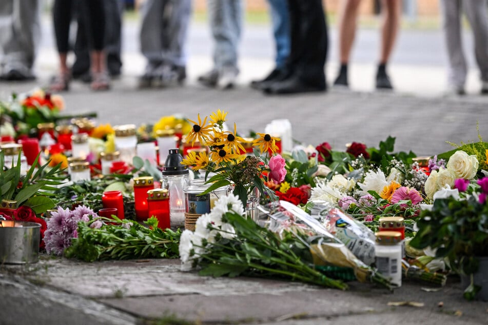 Schülerin und Erzieher in Schule in Brandenburg getötet: Gosen-Neu Zittau trauert