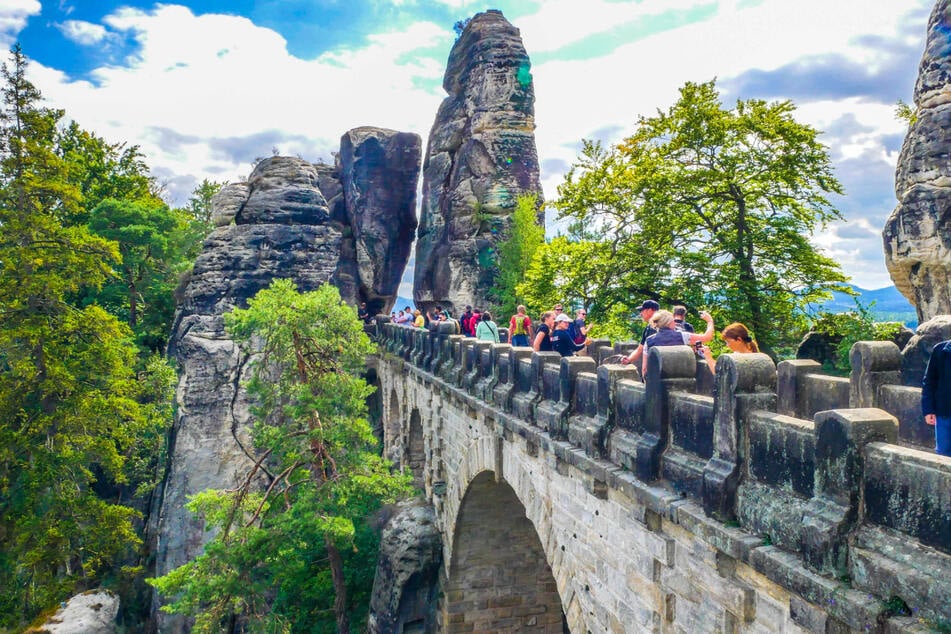 Den Blick von der Bastei ins Elbsandsteingebirge genießen alljährlich rund 1,5 Millionen Touristen.
