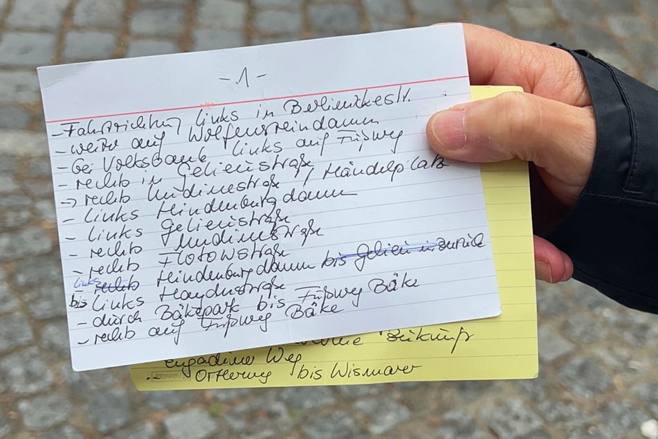 Renate Zimmermann überlässt nichts dem Zufall: Neben der digitalen Karte führt sie alle Straßen auch handschriftlich.