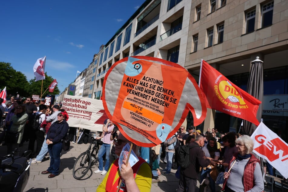 Mit der sogenannten "Regelanfrage" sollen künftig alle Bewerber für den öffentlichen Dienst vorab durch den Verfassungsschutz überprüft werden.