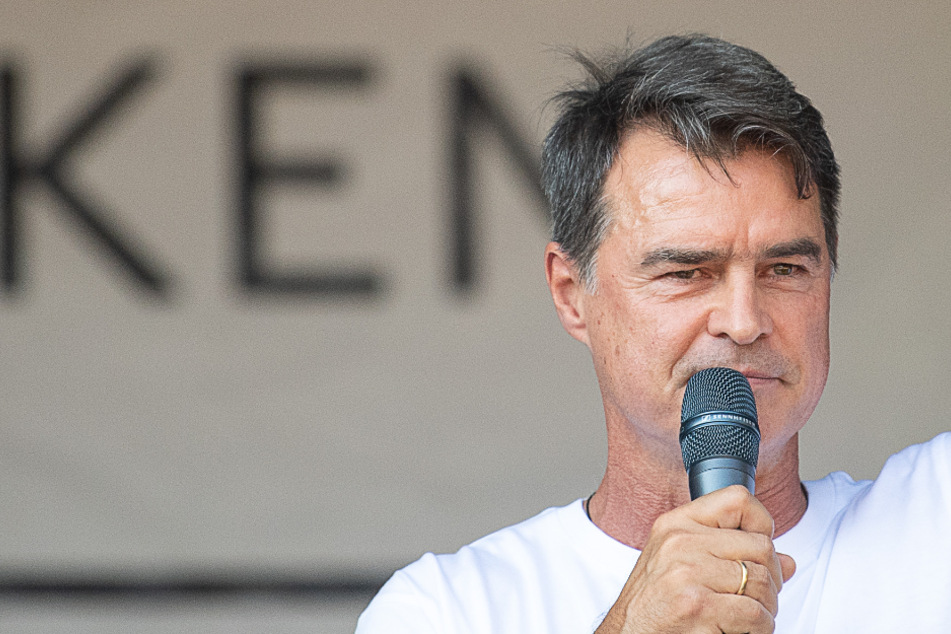 Thomas Berthold (55), ehemaliger Fußballspieler, spricht während einer Kundgebung der Initiative "Querdenken 711" im unteren Schlossgarten, die sich gegen die Corona-Maßnahmen richtet.