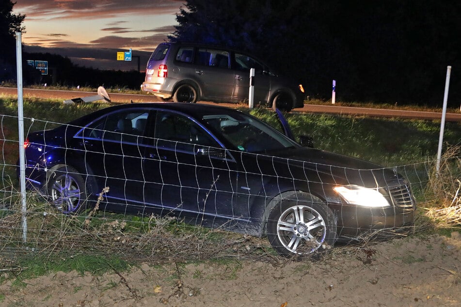 Der Mercedesfahrer fuhr mit zu schnellem Tempo auf die Autobahnabfahrt und verlor die Spur. In einem Wildschutzzaun kam er dann zum Stehen.