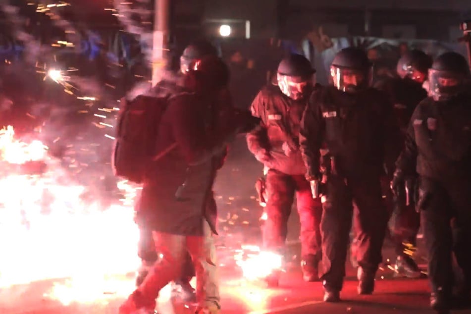 In Friedrichshain sind Polizisten am Samstagabend mit Feuerwerkskörpern attackiert worden. (Archivfoto)