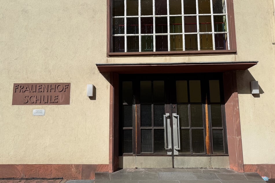 An der Fraunhofschule im Frankfurter Stadtteil Niederrad hatte das Geländer über 100 Jahre niemanden interessiert.