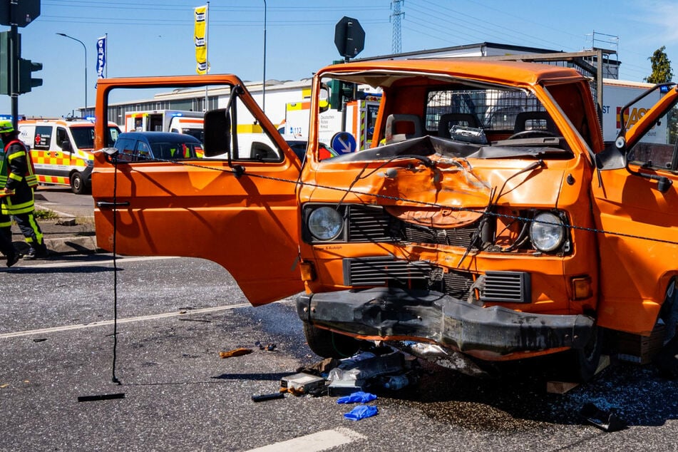 Der 73-jährige Fahrer des Pritschenwagens musste mit schweren Verletzungen in eine Klinik eingeliefert werden.