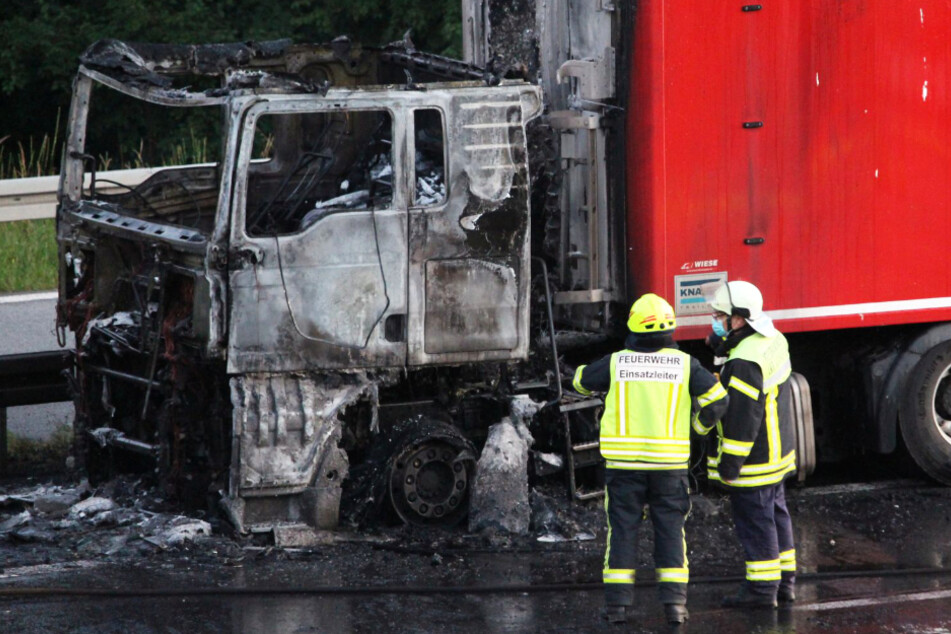 Das Führerhaus des Lastwagens wurde bei dem Brand komplett zerstört.