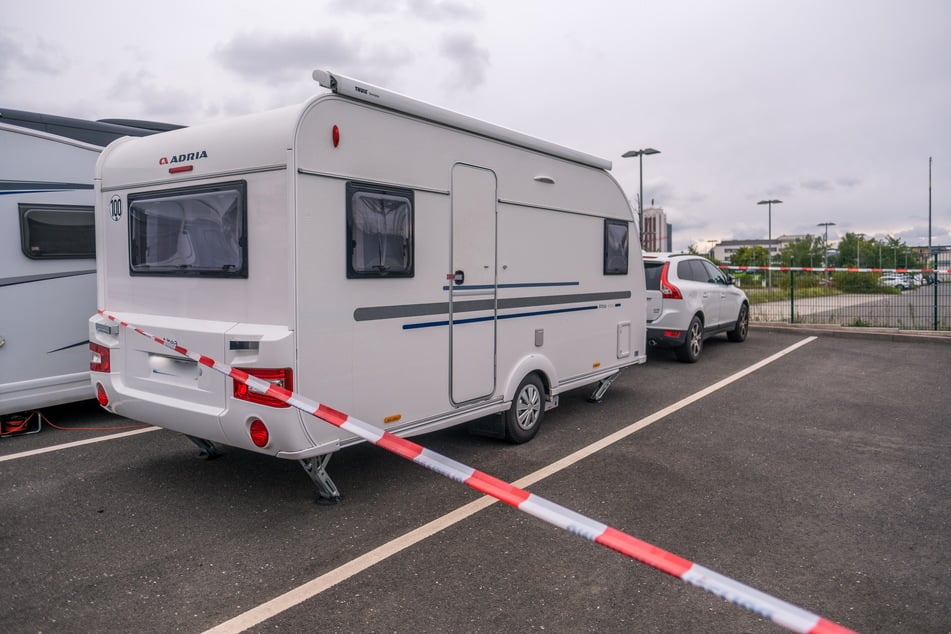 Die Polizei hat den Wohnwagen von Jürgen Struck mit Flatterband gesichert und amtlich versiegelt. Am Samstagmorgen war der Journalist hier tot aufgefunden worden.