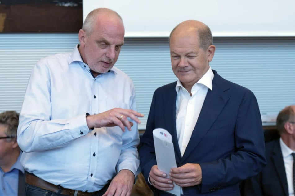 Detlef Müller (l.) neben Bundeskanzler Olaf Scholz (66, SPD).