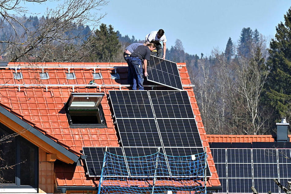 Mit Solaranlagen für Hausdächer und Balkone ködern Fakeshop-Betrüger ihre Opfer.
