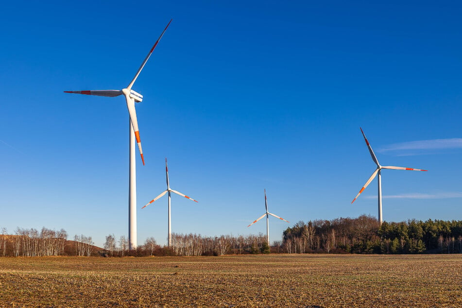 Mehrere Windkraftanlagen nahe der Stadt Puschwitz (bei Bautzen). Der Ausbau der Nutzung der Windenergie geht im ländlichen Raum mit Protesten einher.