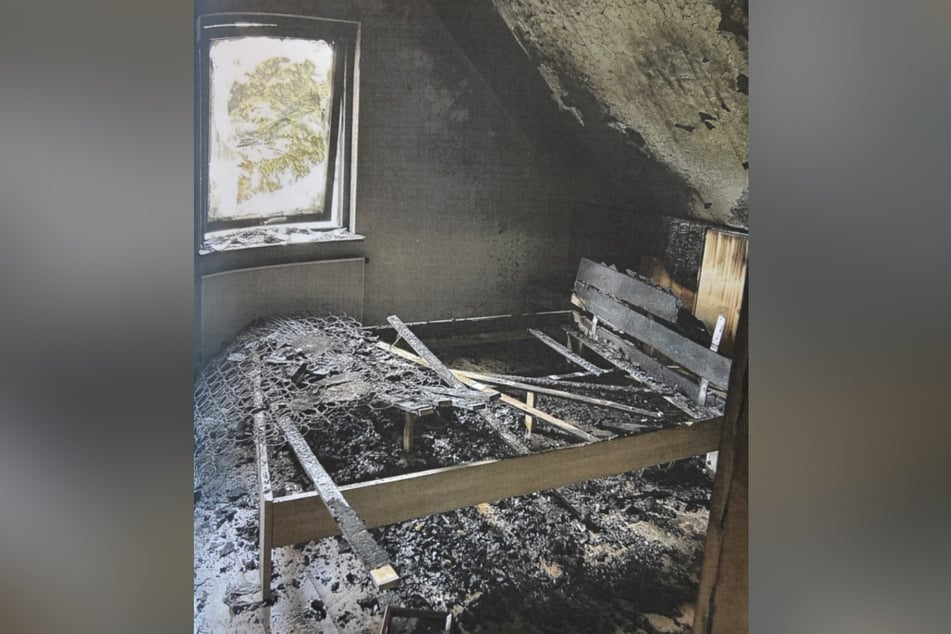 Das abgefackelte Bett im Zimmer des Brandstifters.