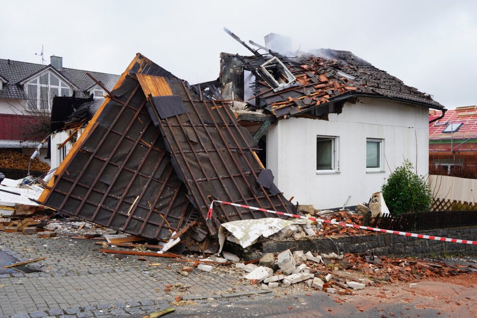 Nach einer Explosion in der Oberpfalz ist am Freitagvormittag eine Person schwer verletzt in eine Klinik geflogen worden.