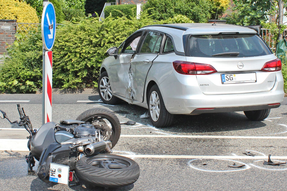 Der silberfarbene Opel hat einen Motorradfahrer erfasst. Der Biker wurde bei dem Unfall schwerst verletzt.