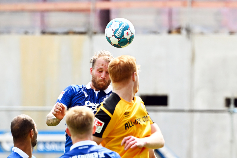 Philipp Hofmann (o.-l.) köpft in seinem letzten Heimspiel für den Karlsruher SC zum 2:1 ein, doch Dynamo schlug ganz spät noch mal zurück und sicherte sich ein Remis.